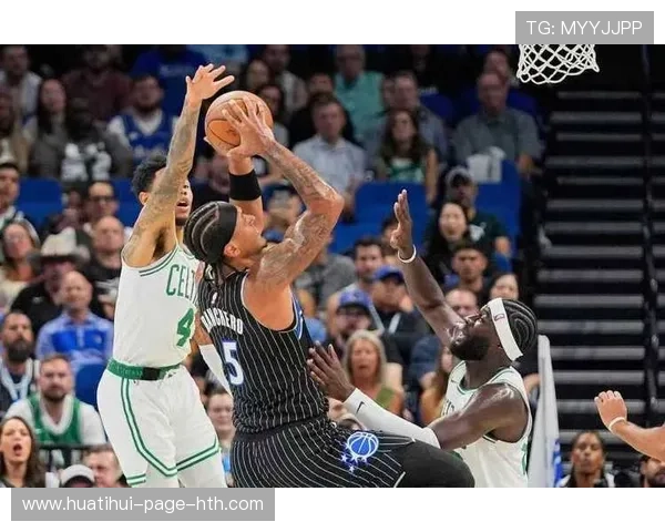 布朗篮下强攻,绿军压制对手节流 布朗篮下强攻,绿军压制对手节流