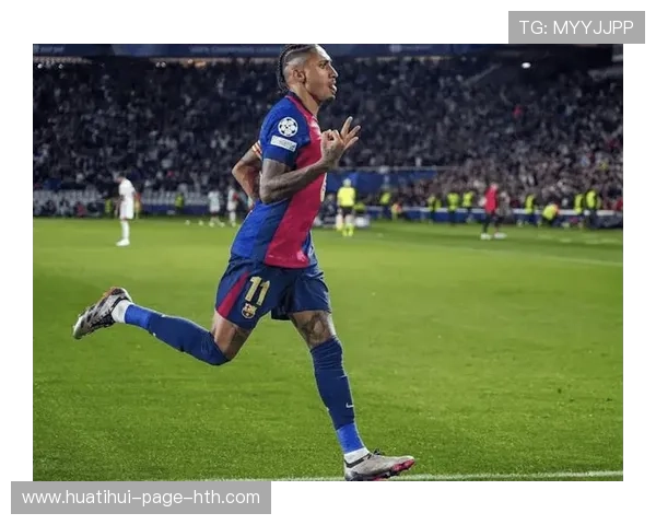 巴萨前场连续进攻,拉菲尼亚迅速插上射门得分